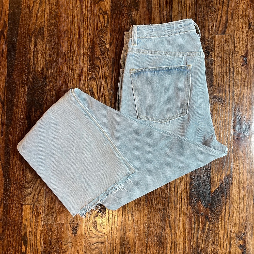 Light wash women’s straight leg jeans, frayed ends button up, thick material